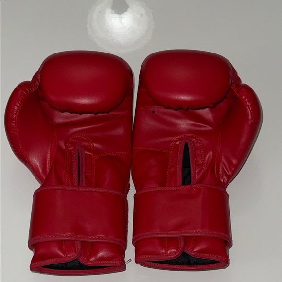 Red Gloves - Picture 4 of 7